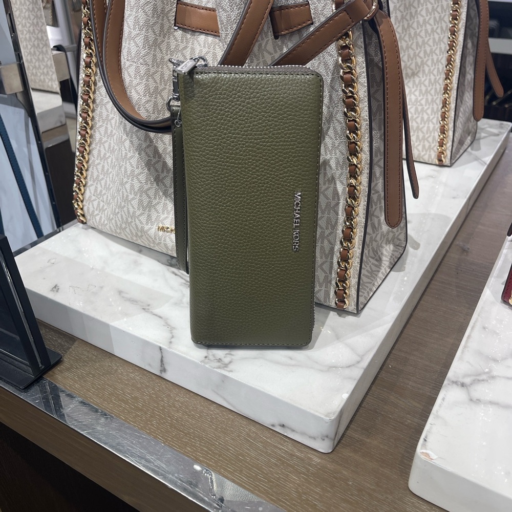 MICHAEL KORS Lg Pebbled Leather Continental Wallet Wristlet Phone Holder
Olive - Picture 7 of 16
